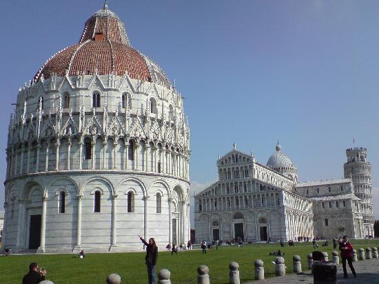 Baptisterio y catedral