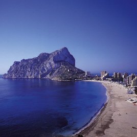 playa de calpe y al fondo el pen