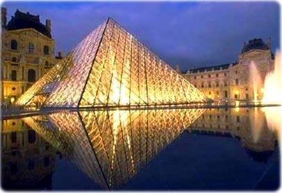 Vista nocturna del Louvre
