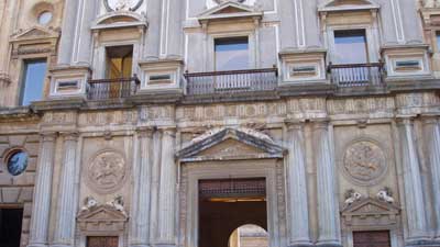 Puerta principal del Palacio de Carlos V