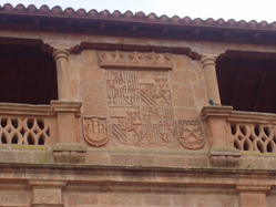 Escudos en la fachada del ayuntamiento.