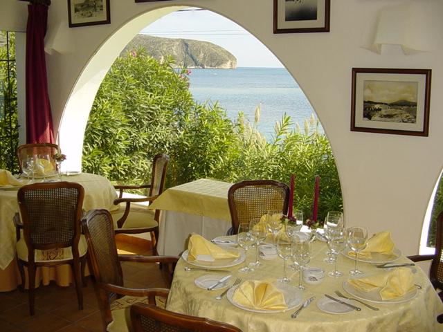 Terraza del restaurante>
				</td>
			</tr>
			<tr height=