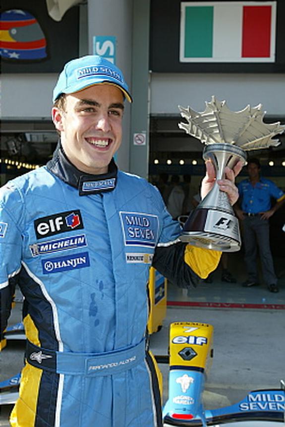 Fernando con su trofeo entre las manos y una gran sonrisa