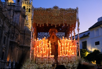 Resultado de imagen de Esperanza de Triana, única en la Madrugá del 2004 de Sevilla