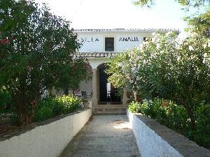 Vista frontal de Villa Amalia
