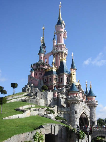 Vacaciones de otoño perfecto en Disneyland y en París. Retrato de turista  contento mujer vistiendo Minnie Mouse orejas en terraplén en París,  Francia, mostrando las manos en forma de corazón Fotografía de
