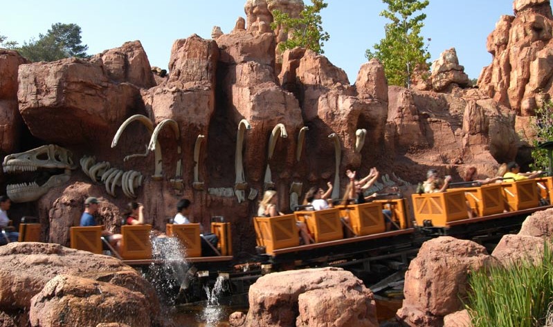 El tren de Big Thunder Mountain efecta su terrorfico recorrido entre autnticas instalaciones mineras de los buscadores de oro.
