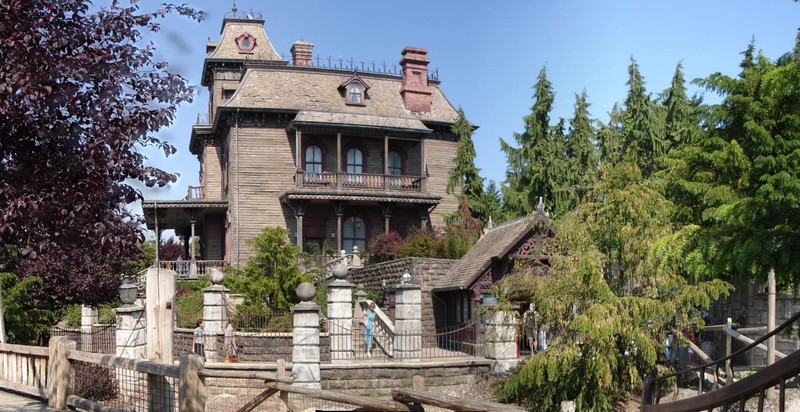 Phantom Manor est habitada po 999 espritus siempre dispuestos a salir de sus tumbas