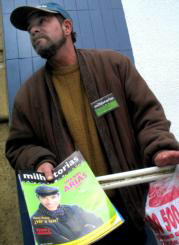 MIKEL PONCESalva Campos con el nuevo ejemplar de la revista