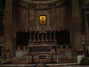 Altar en el interior del Panten