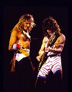 A 
duo interpretando This is love