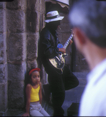 Msico ambulante con su hija, alrededores de la catedral de Santiago de Compostela.