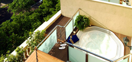 Jacuzzi con vistas a la ciudad, en lo alto del edificio